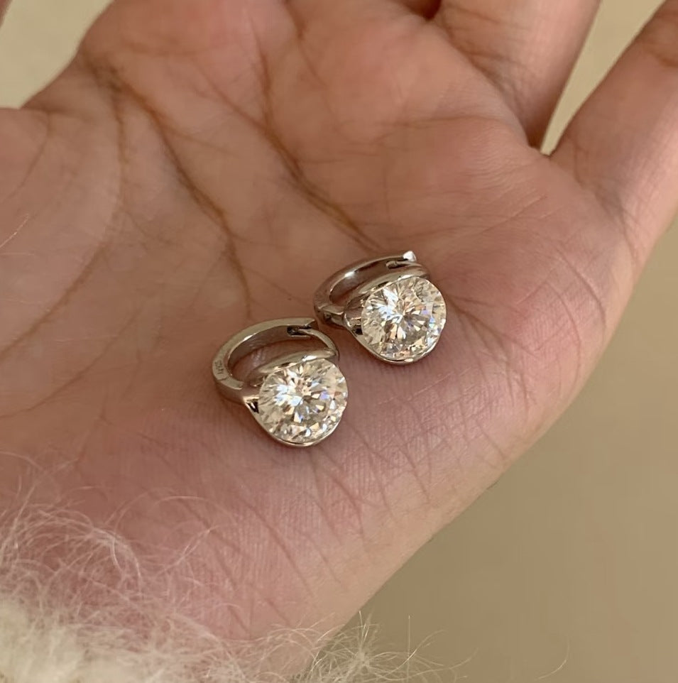 Simple and versatile moissanite earrings